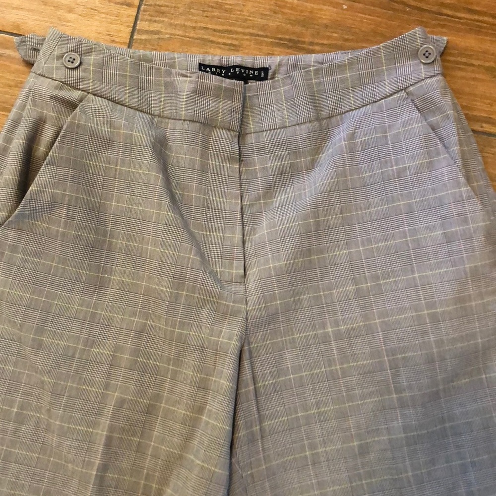 Larry Levine stretch size 4 shorts - Picture 2 of 4